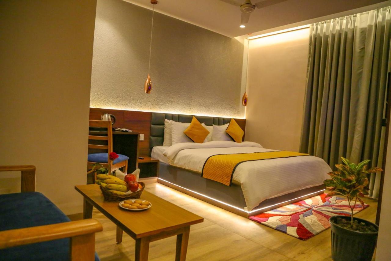Four Leaf Hotel - Sapphire Blue, Bénarès Extérieur photo