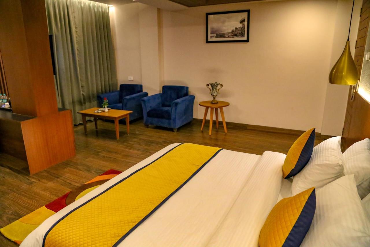 Four Leaf Hotel - Sapphire Blue, Bénarès Extérieur photo