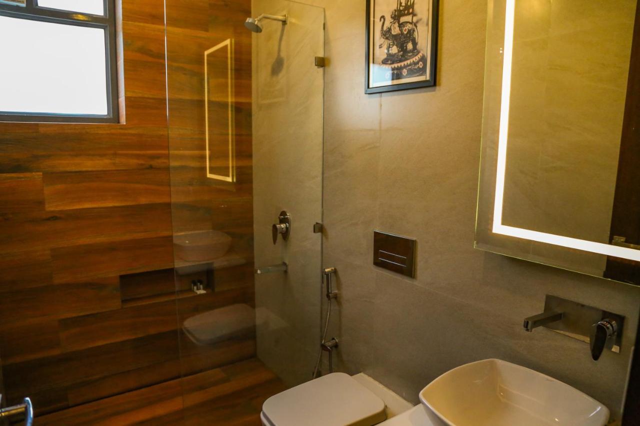 Four Leaf Hotel - Sapphire Blue, Bénarès Extérieur photo