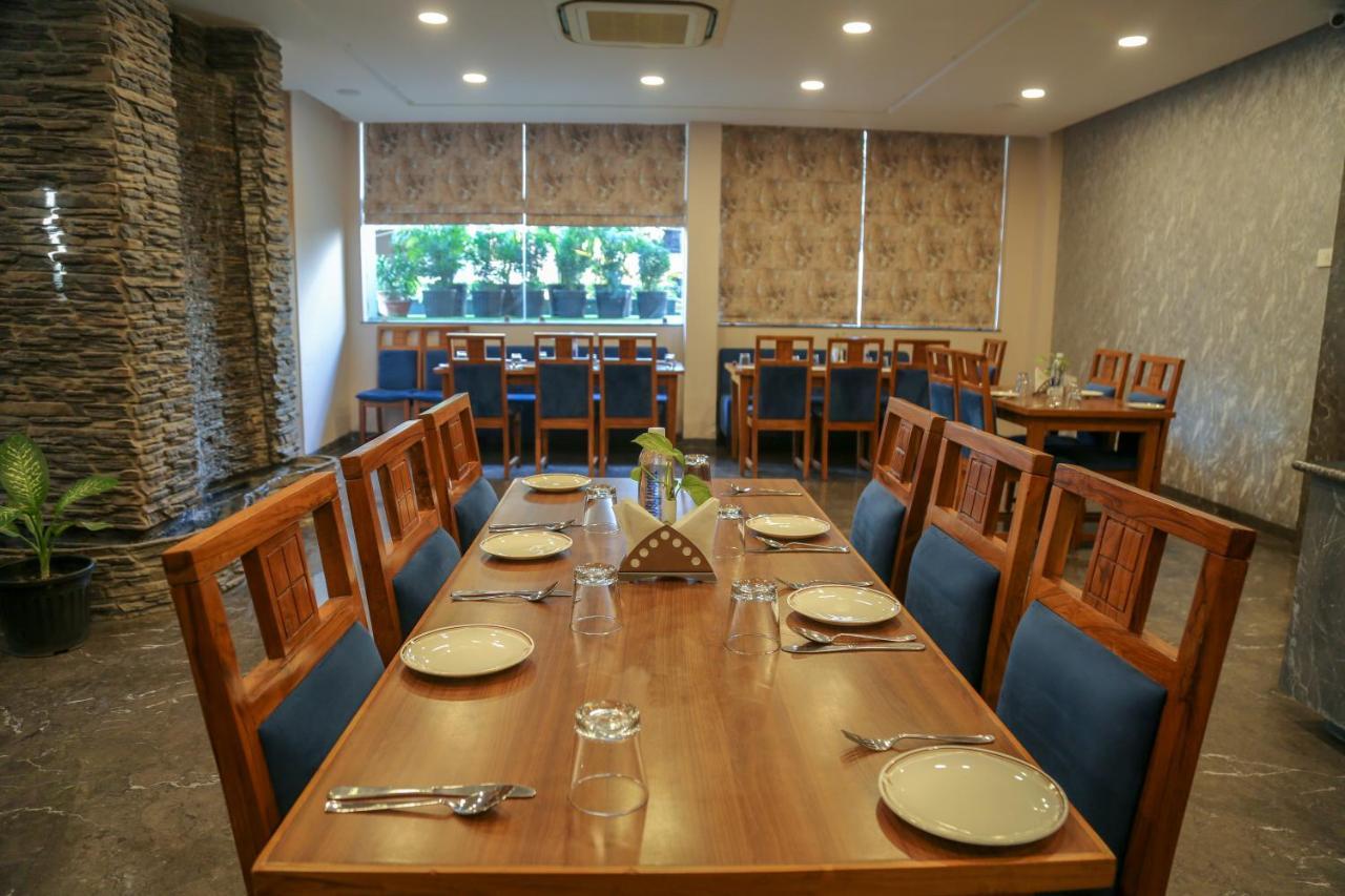 Four Leaf Hotel - Sapphire Blue, Bénarès Extérieur photo