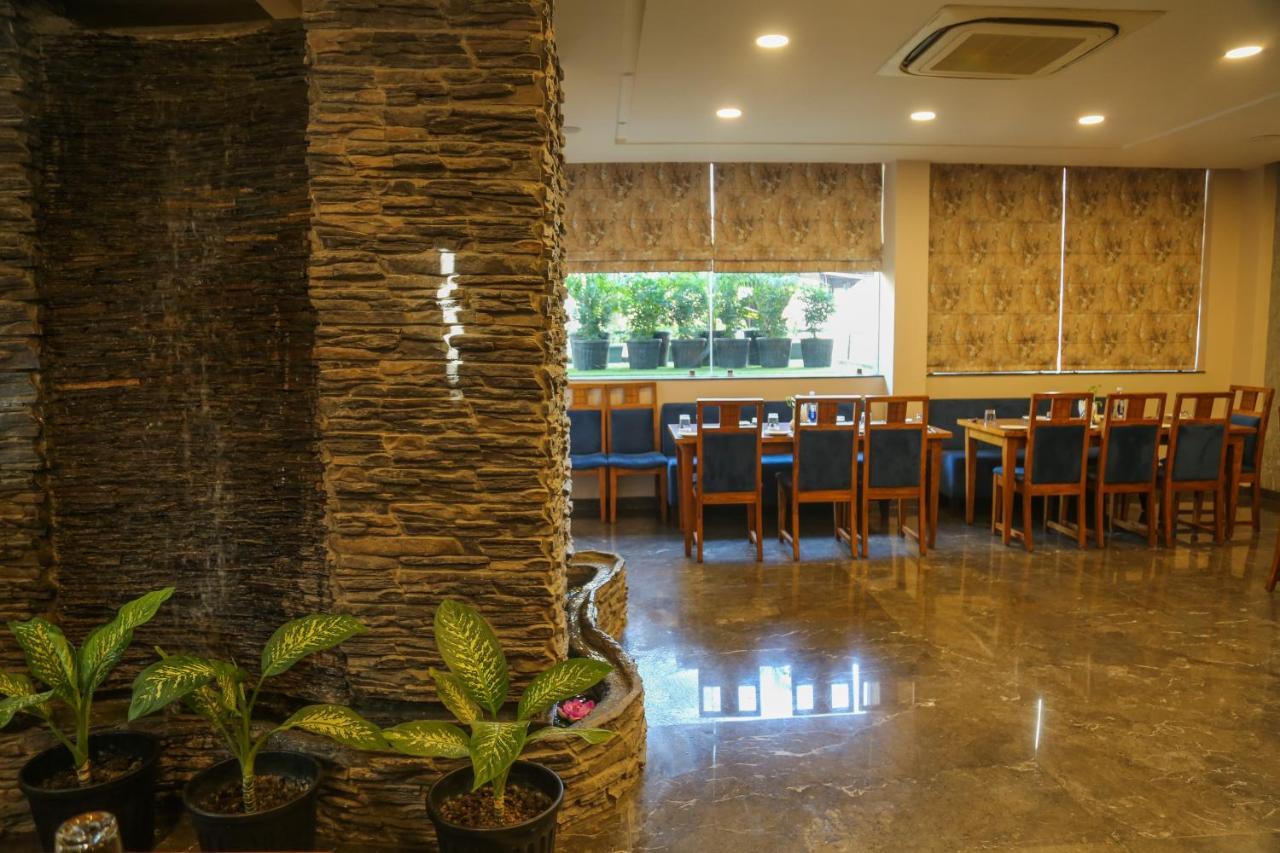 Four Leaf Hotel - Sapphire Blue, Bénarès Extérieur photo